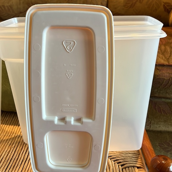 Bundle 2 Rubbermaid Servin Savers- EC SFH - Picture 5 of 9